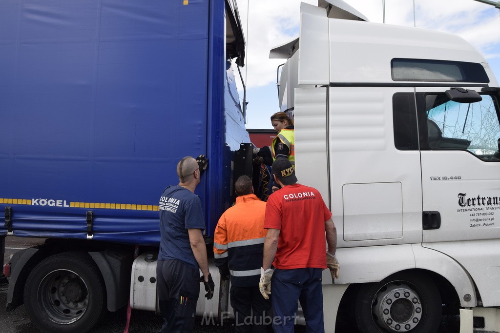 Schwerer LKW VU PKlemm A 4 Rich Olpe auf der Rodenkirchener Bruecke P378.JPG - Miklos Laubert